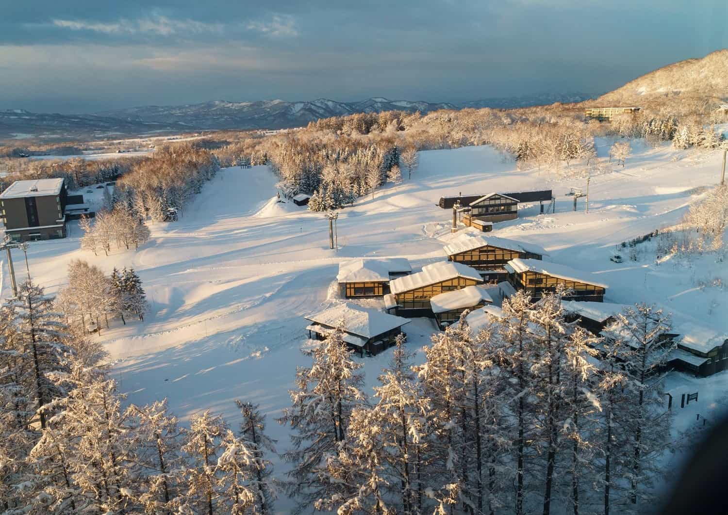 Blick auf Hotels am Berghang von Niseko, Hokkaidō, Japan