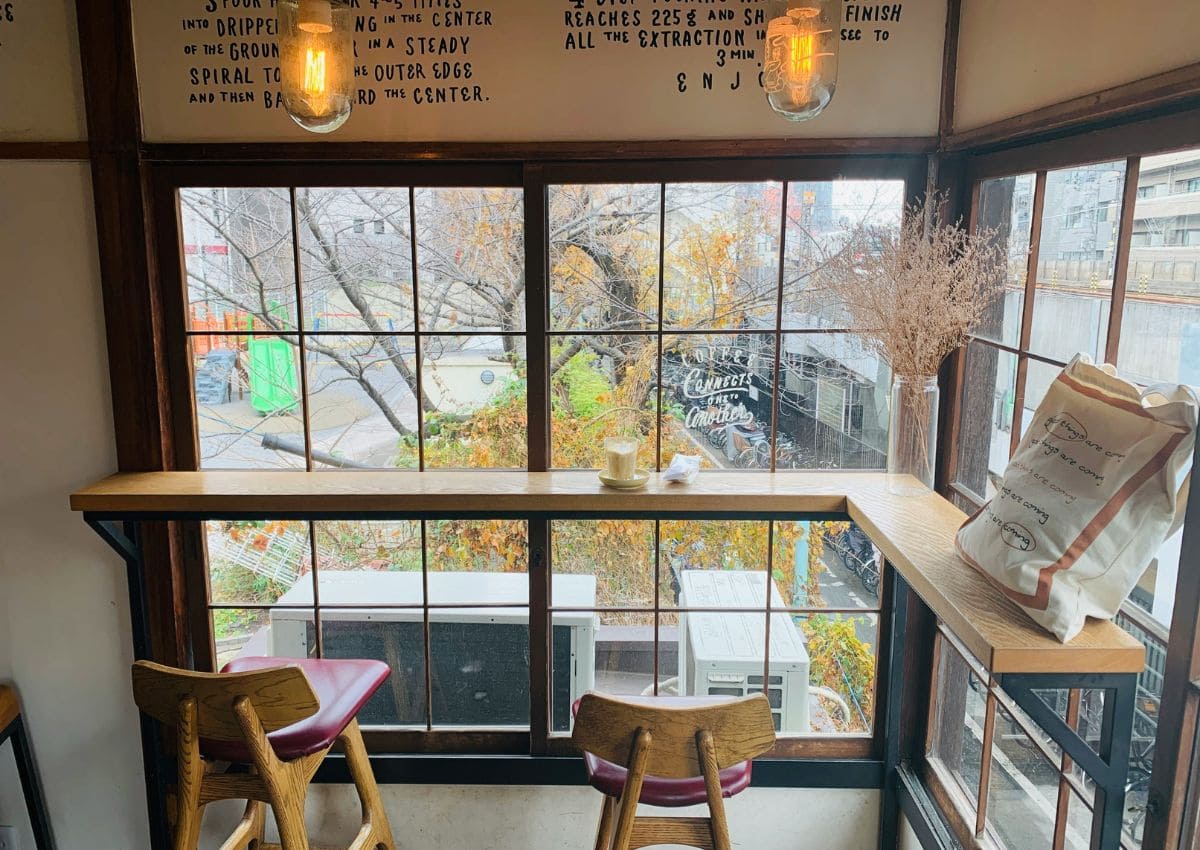 Interieur von Onibus Coffee, Nakameguro