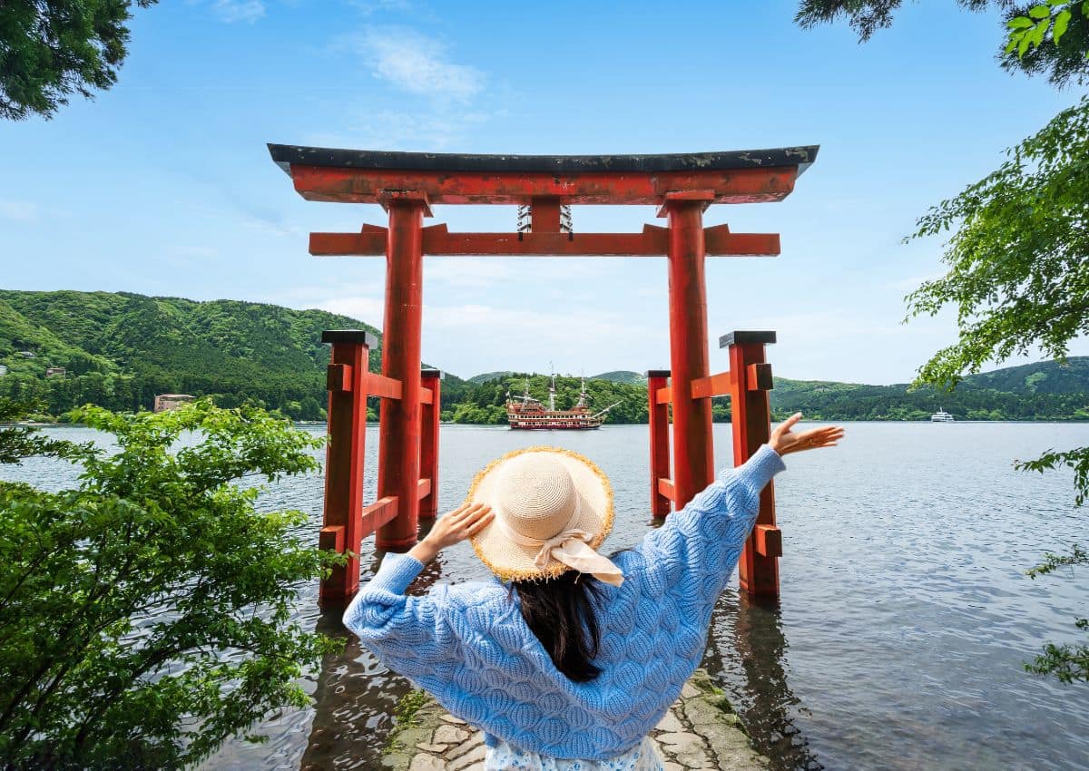 Frau am Peace Torii in Hakone