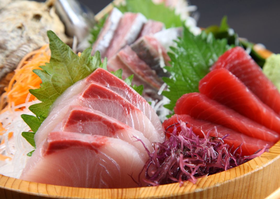 Frisches japanisches Sashimi, serviert in einer Holzschale