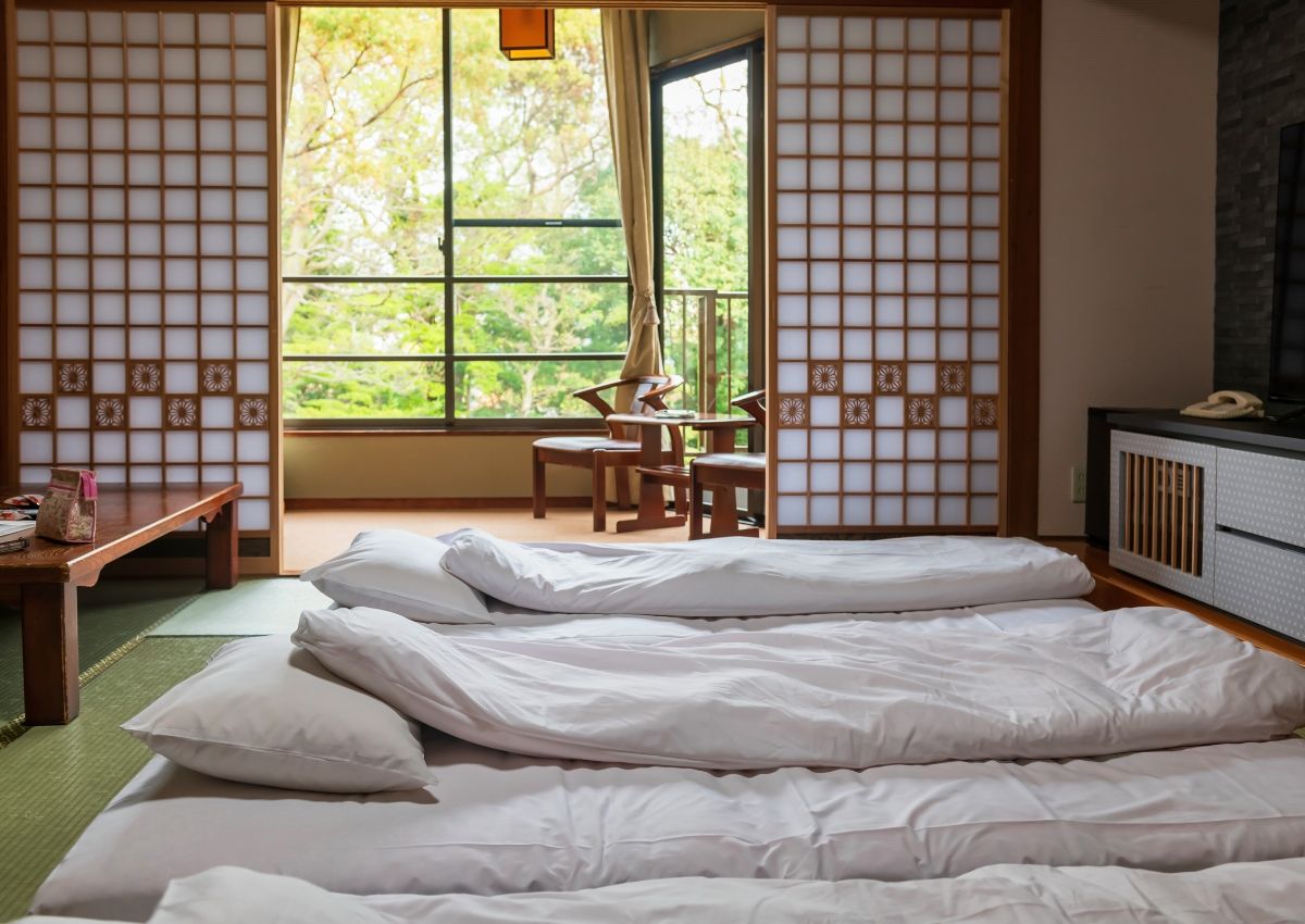 Traditioneller japanischer Ryokan-Raum mit Shoji-Schiebetüren und Blick in den Garten.