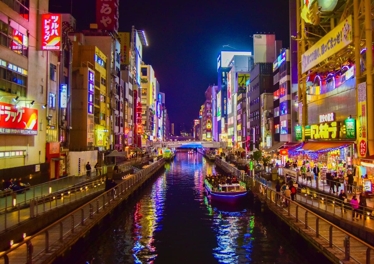 Nachtansicht einer japanischen Straße