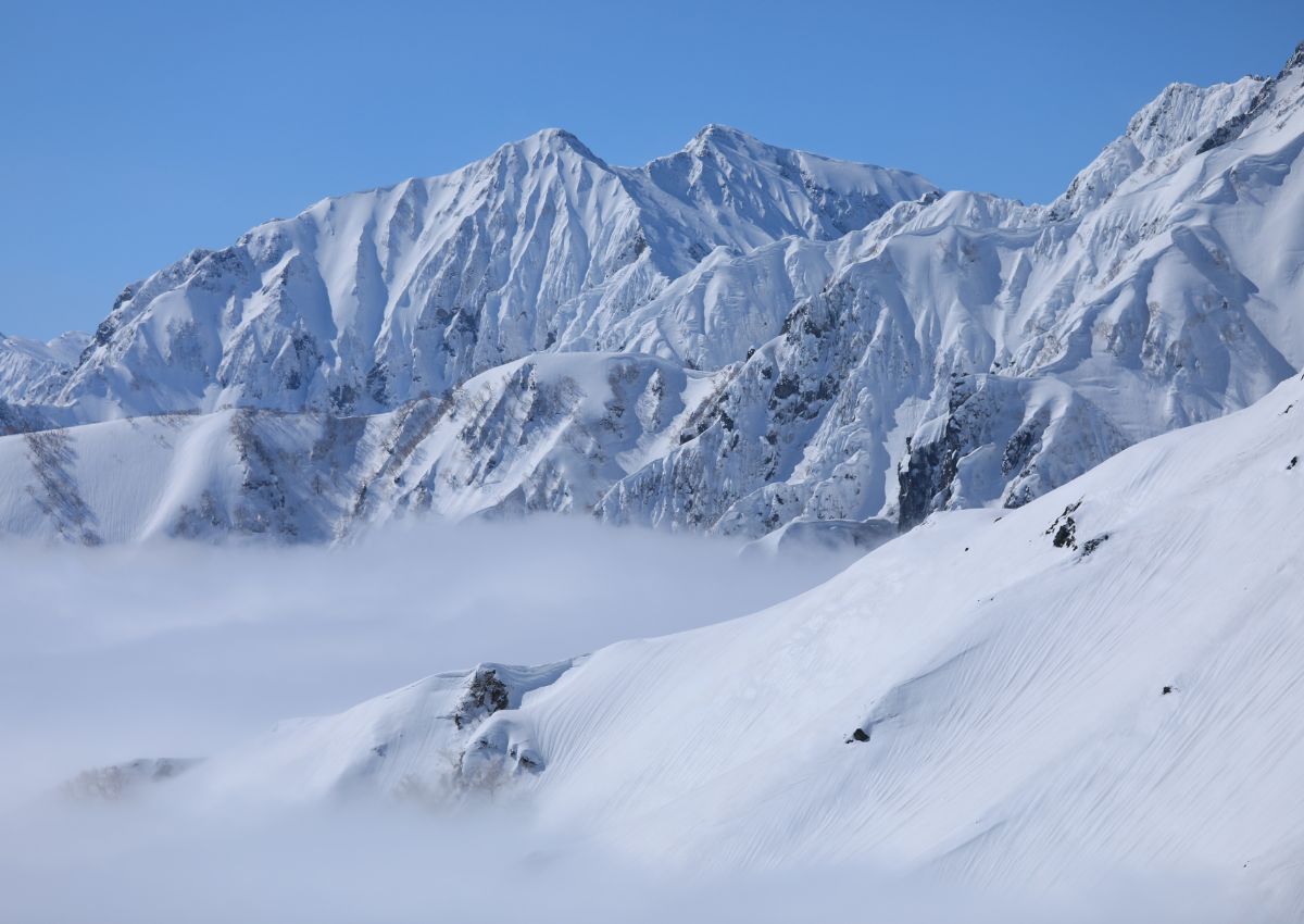 Die schneebedeckten Gipfel des Mount Kashimayari, Hakuba, Japan