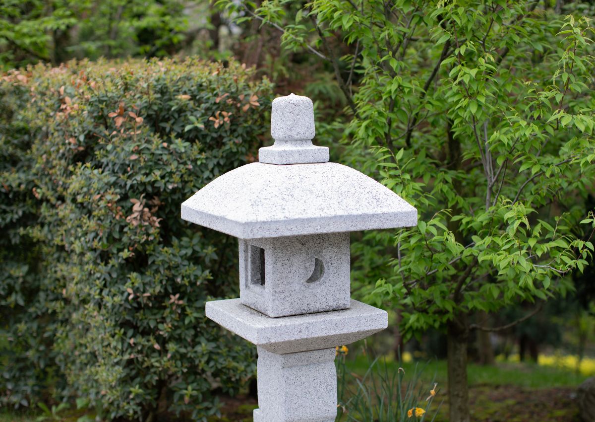 Steinlaterne in einem japanischen Stadtgarten