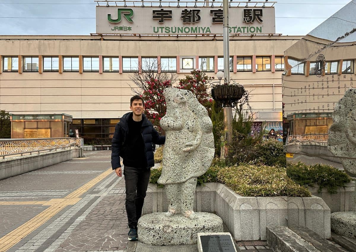 Jan Knüsel an einem Bahnhof in Japan