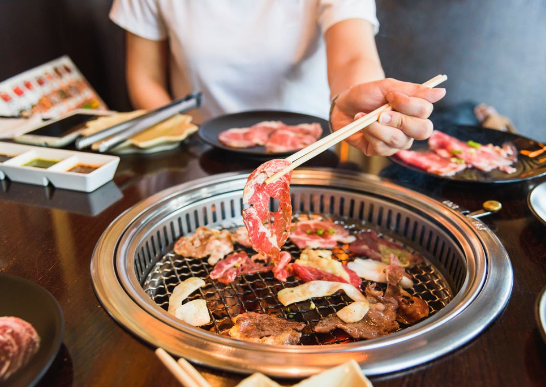 Gegrilltes Fleisch in einem Yakiniku-Restaurant