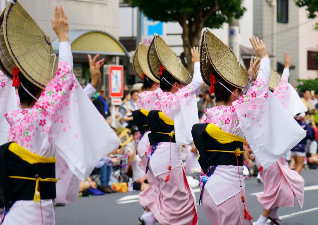 Awa Odori-Tänzerinnen in traditioneller Kleidung, Japan