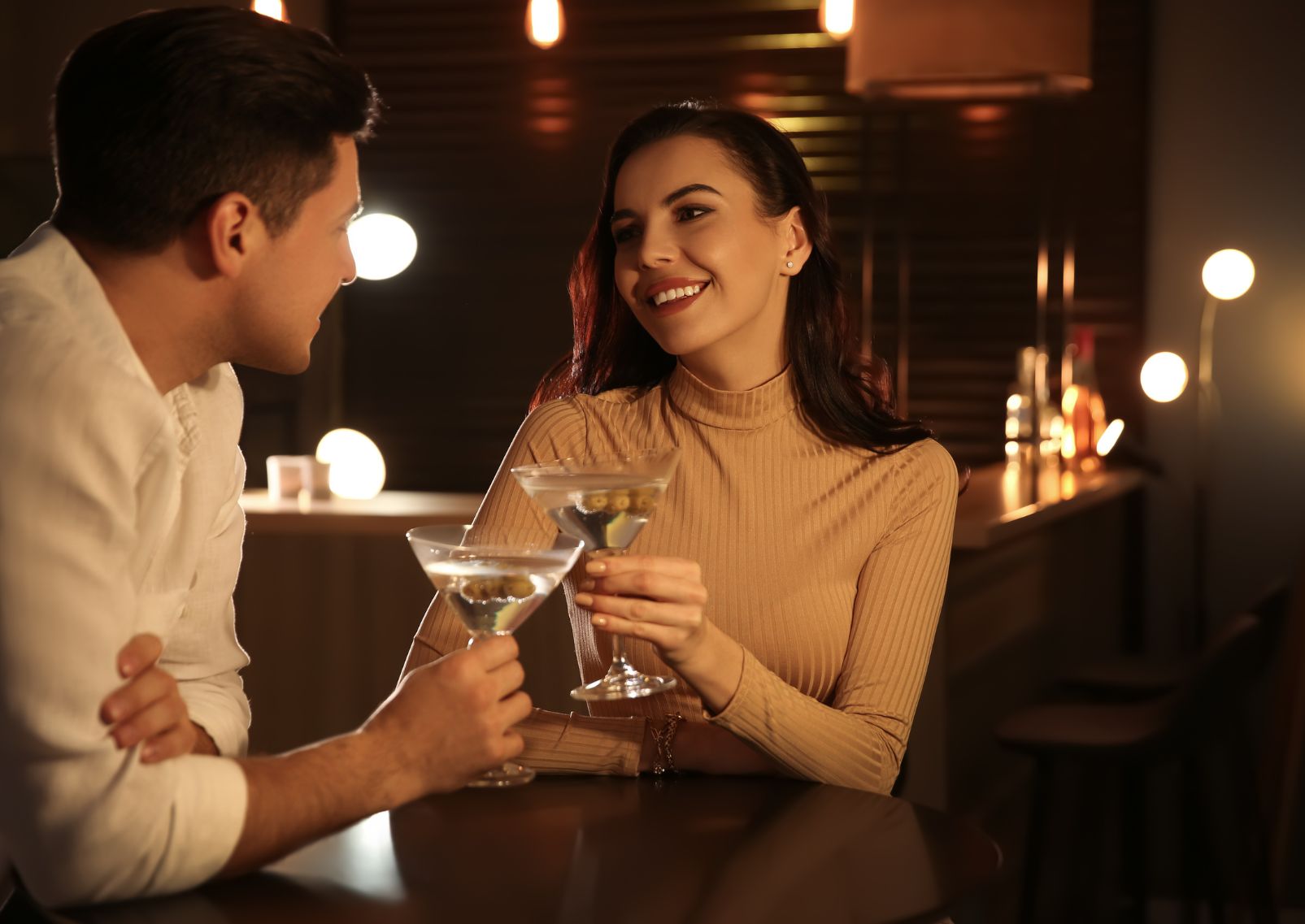 Mann und Frau trinken Cocktails in einer Bar, Japan