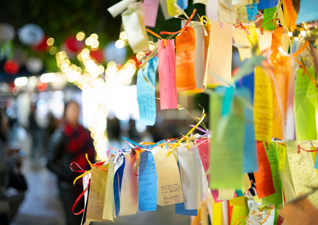 Geschriebene Wünsche auf Papier, Tanabata-Fest, Japan