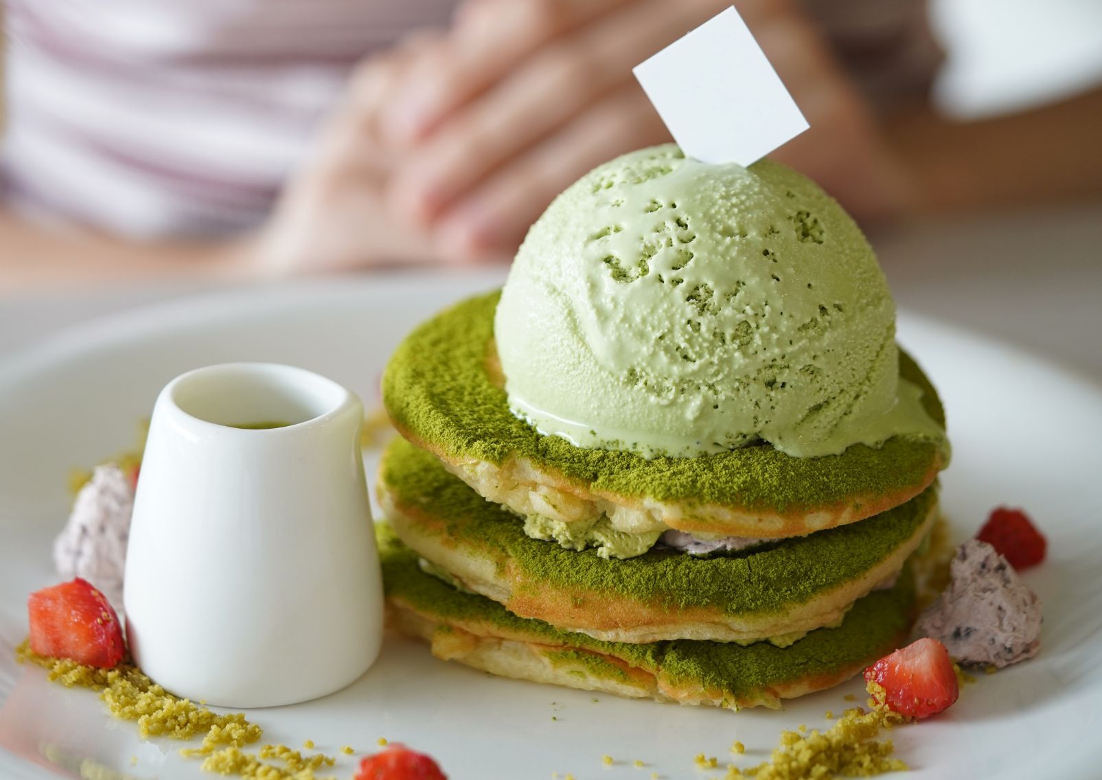 Matcha-Pfannkuchen mit Eis