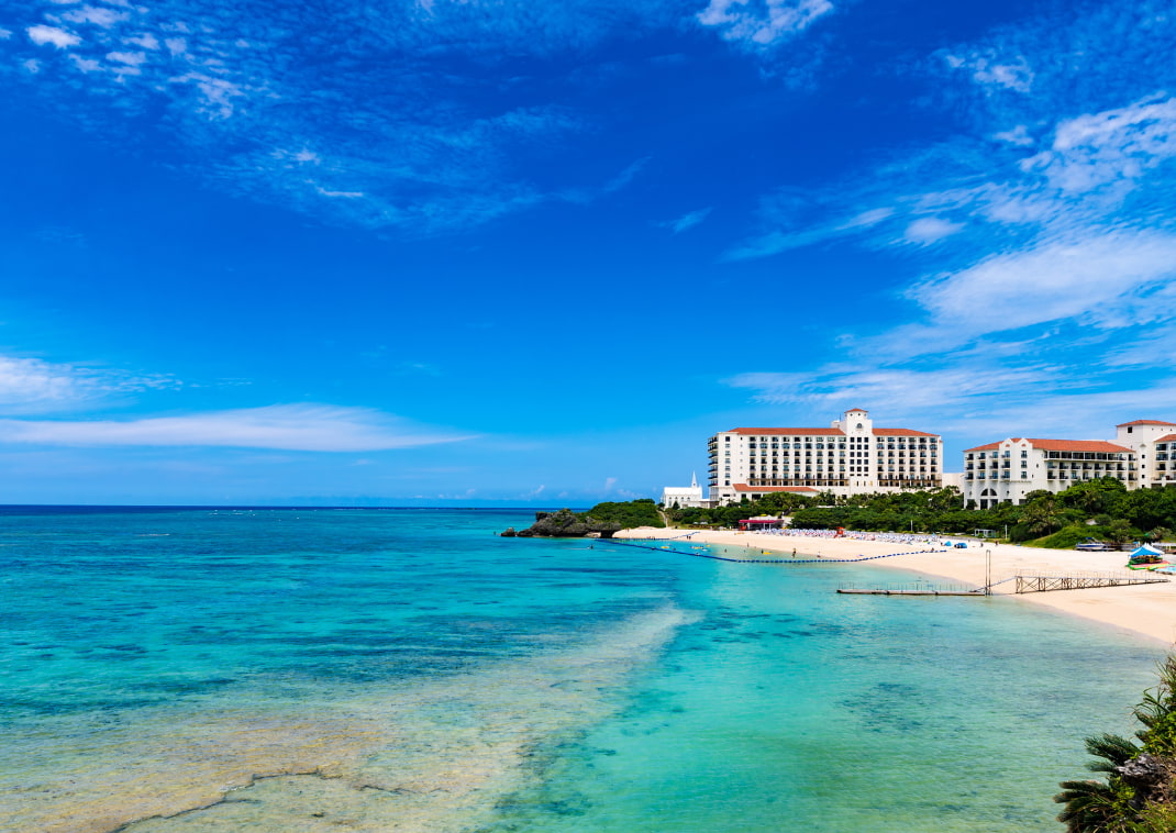 Luftaufnahme eines vom Meer umgebenen Resort-Hotels auf Okinawa