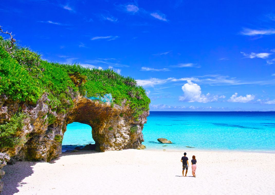 Miyako-jima im Sommer. Ein Paar schaut auf das Meer am Strand von Sunayama.