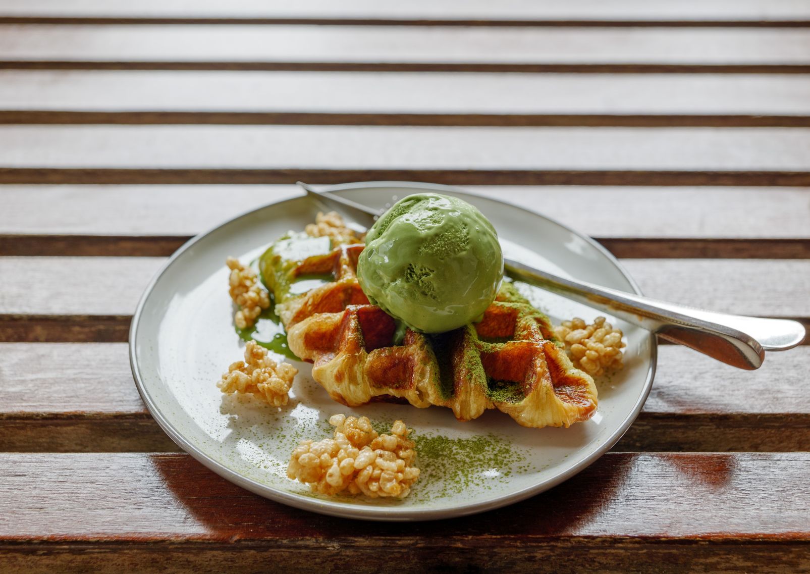 Matcha-Eis auf Croissant-Waffeln, Japan