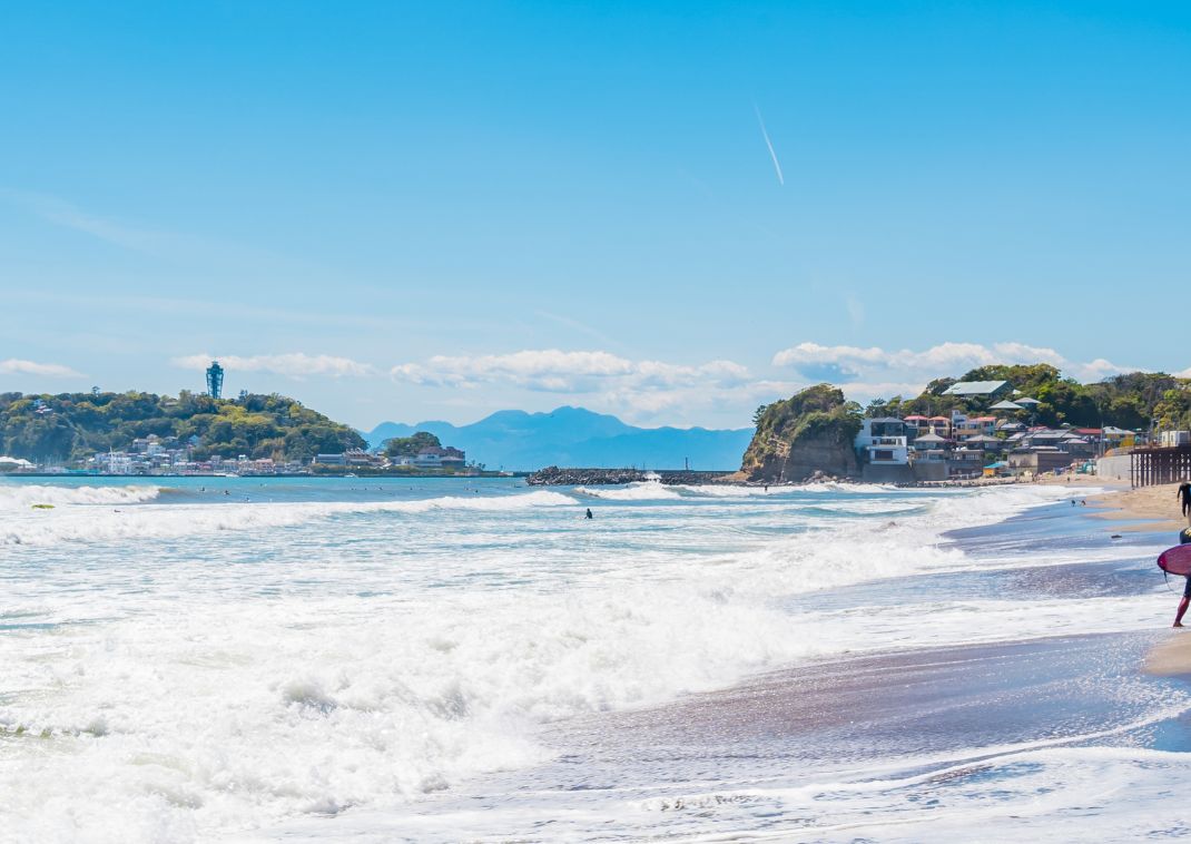 Surfen am Strand von Enoshima, Kanagawa, Japan.