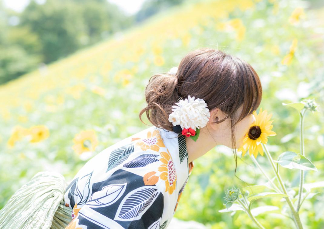 Mädchen im Yukata-Kleid beim Sonnenblumenfest, Japan