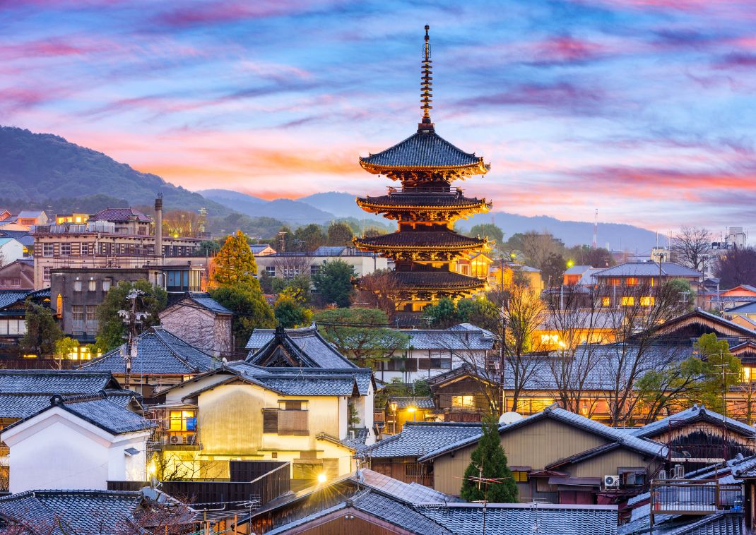 Sonnenuntergang über dem historischen Stadtteil Higashiyama, Kyoto