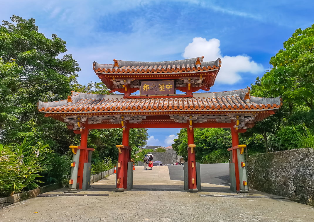 Luftaufnahme eines vom Meer umgebenen Resort-Hotels auf Okinawa