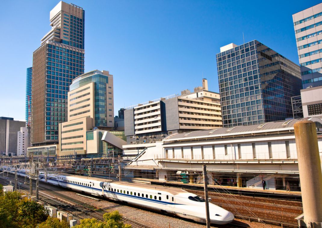 Die Stadt Hakata in Fukuoka, Japan, bei Sonnenuntergang mit funkelnden Lichtern