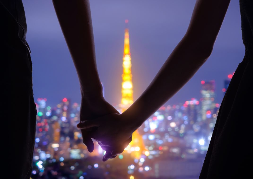 Silhouette von zwei Verliebten vor dem Tokyo Tower, Japan