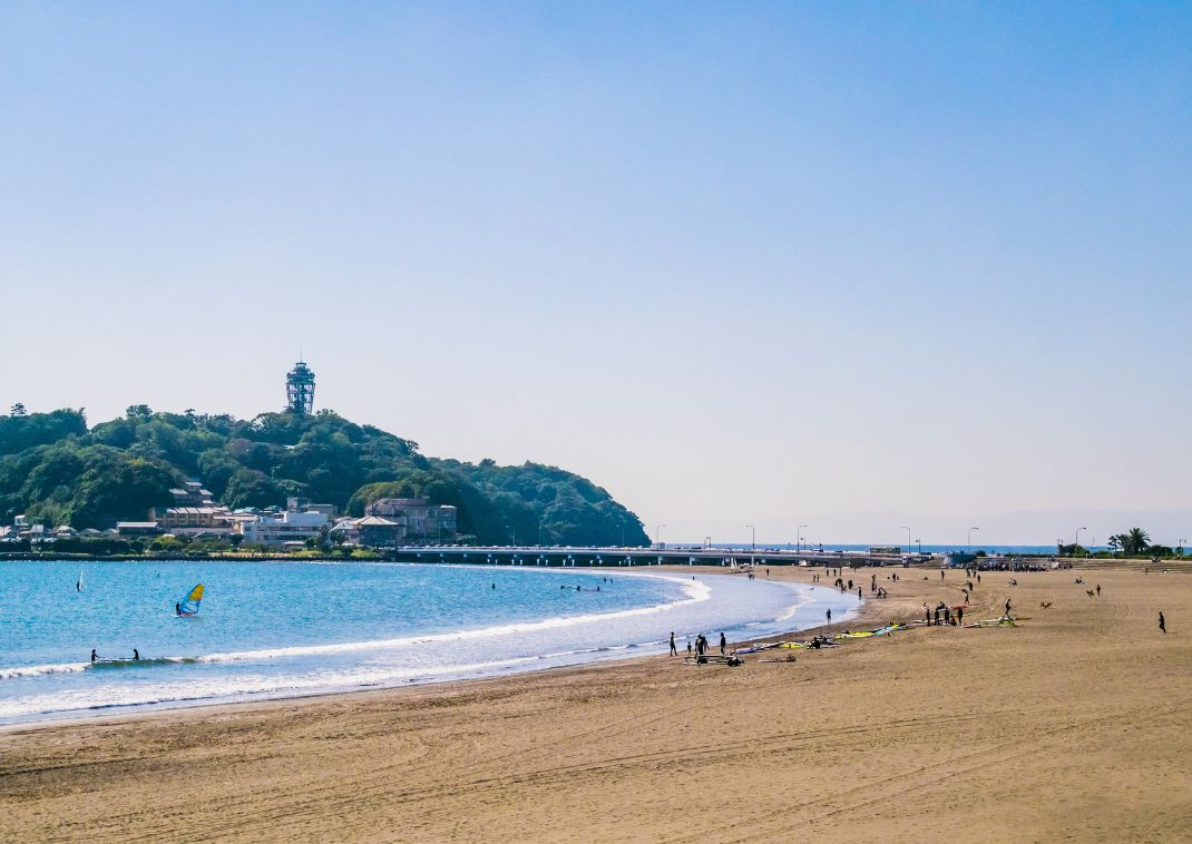 Der Katase-Strand auf der Insel Enoshima, Japan