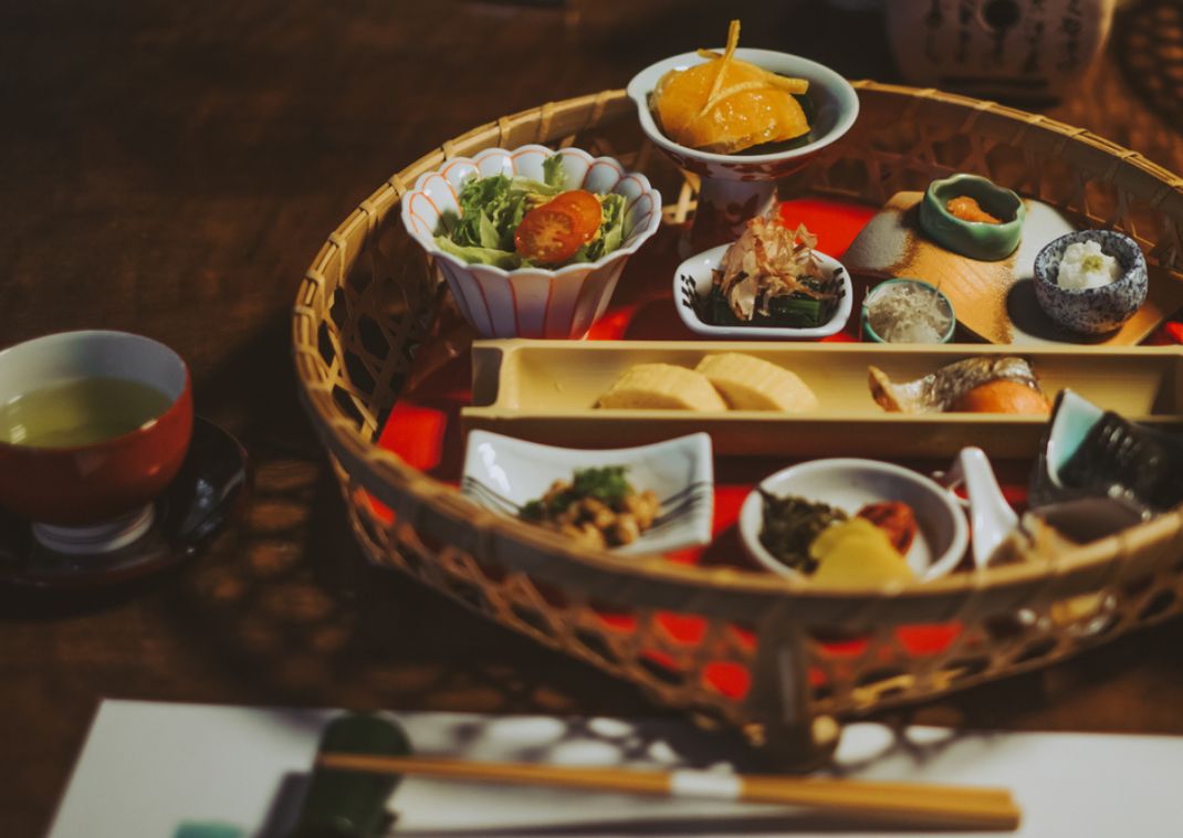 Kaiseki-Abendessen in einem traditionellen japanischen Ryokan