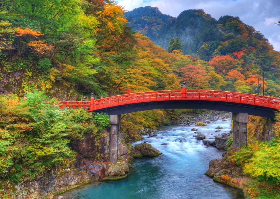 Rote Brücke und Herbstlaub in Nikko, Japan