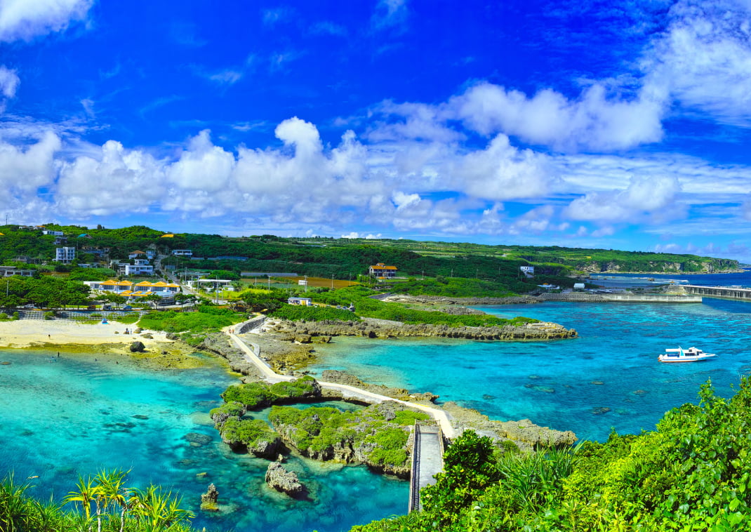 Miyako Island im Sommer, Luftaufnahme der schönen Landschaften, Touristenboote