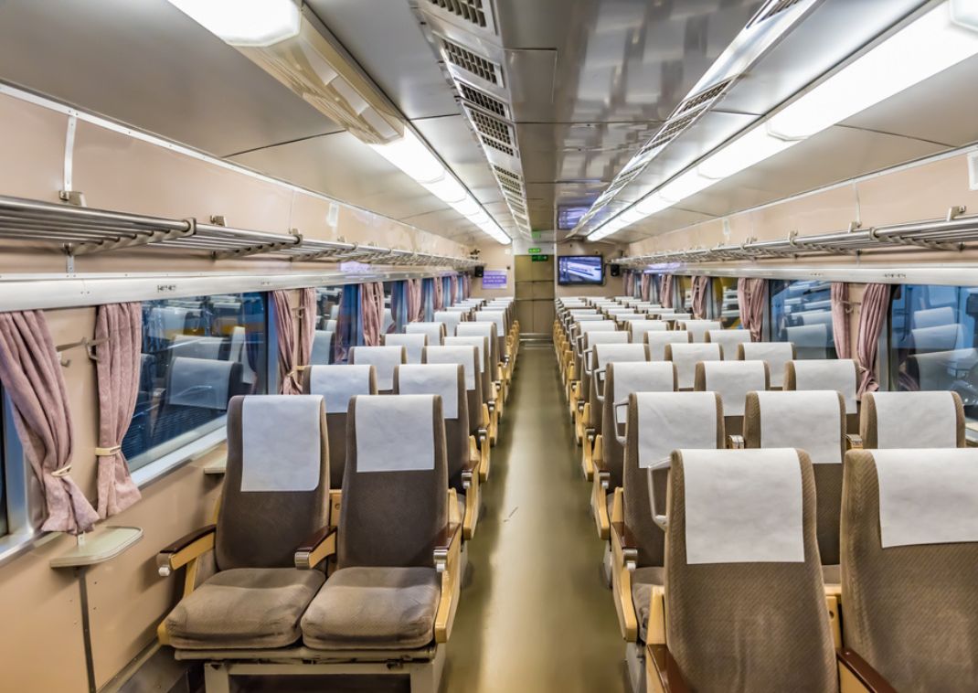 Ein leerer Wagen an Bord eines Shinkansen-Zuges, der zeigt, wie die Sitze angeordnet sind