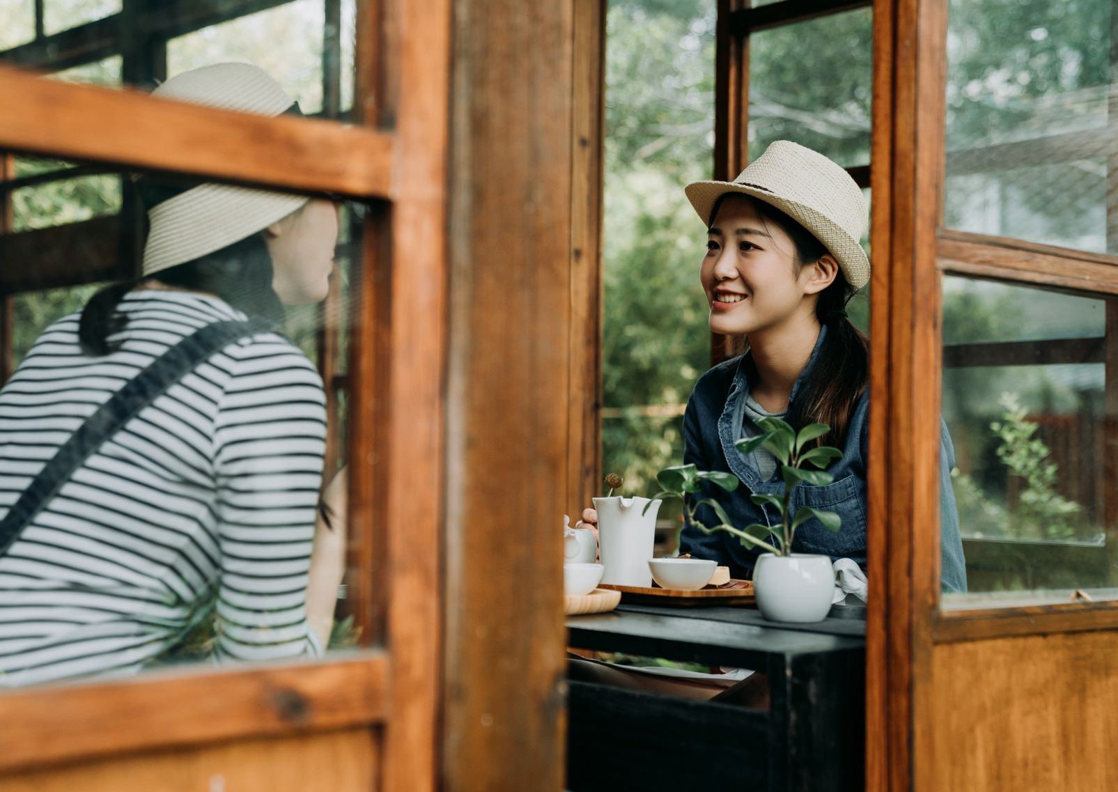 Touristen in einem Teehaus, Tokio, Japan