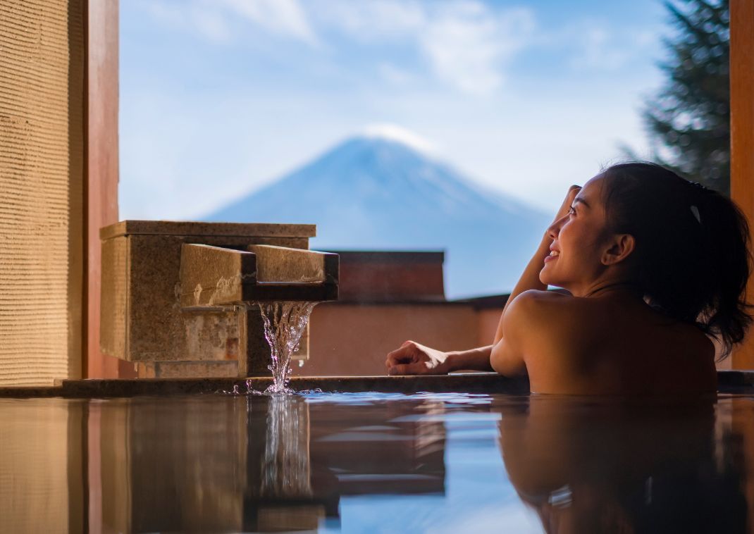 Kvinde nyder onsen, Japan