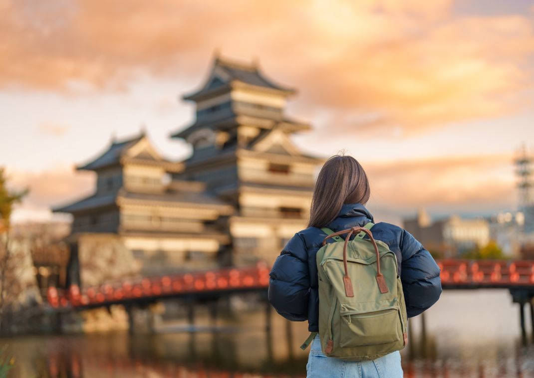 Frau mit Blick auf die Burg Matsumoto in Japan