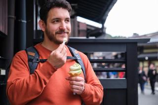 Tourist genießt sein Essen in Takayama