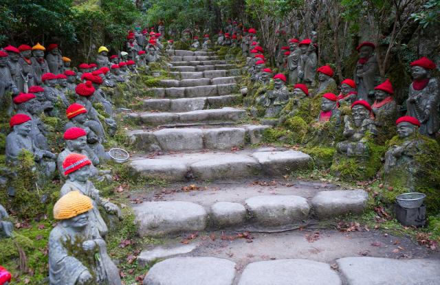 Treppe hinunter in einen Garten mit vielen Buddha-Statuen neben dem Daishoin-Tempel 