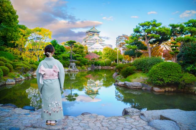 Frau im Kimono in der Burg von Osaka