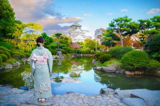 Frau im Kimono in der Burg von Osaka