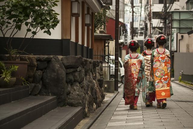 Geishas auf der Straße im Stadtteil Gion, Kyoto 