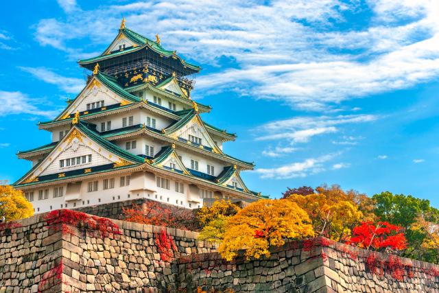Die Burg von Osaka im Herbst