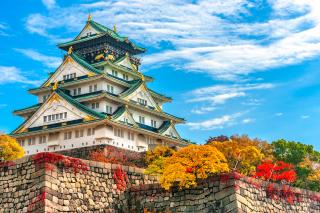 Die Burg von Osaka im Herbst
