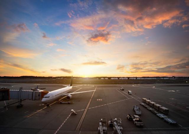 Flugzeuge auf der Landebahn bei Sonnenuntergang