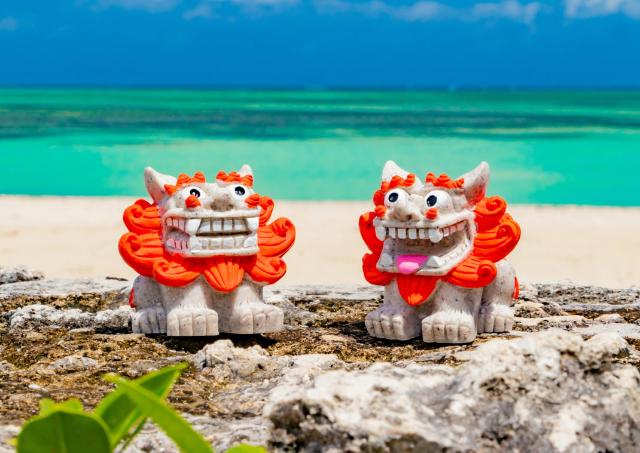 Kondoi-Strand und Shisa-Figuren aus Ishigakijima