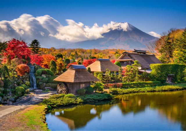 Das Dorf Oshino Hakkai mit dem Berg Fuji im Herbst
