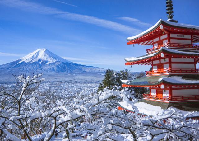 Der Mount Fuji und die Chureito-Pagode im Winter