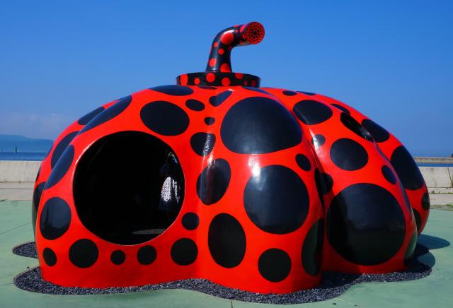 Die rote Kürbisskulptur von Yayoi Kusama, Benesse Art Site, Naoshima