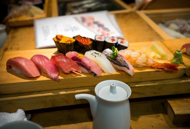 Frisches Sushi auf dem Tsukiji-Markt in Tokio