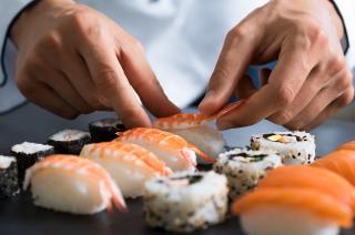 Frisches Sushi auf dem Tsukiji-Markt, Tokio