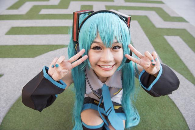 Mädchen als Anime-Figur gekleidet