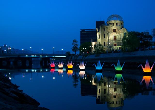 Toro Nagashi, schwimmende Laternenzeremonie in Hiroshima