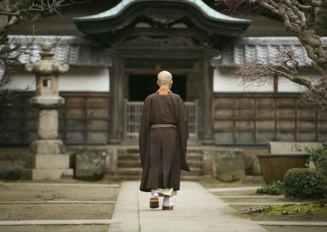 Ein Mönch im Klosterhof, Kamakura