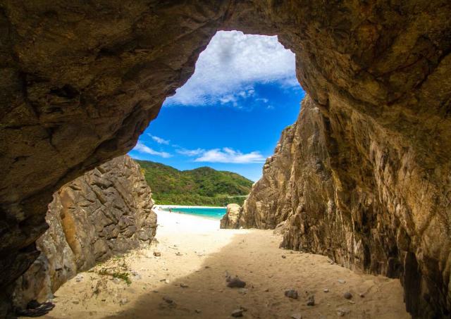 Felsentunnel, der zum Strand von Aharen führt