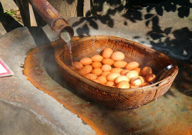 Onsen tamago, in heißen Quellen gekochte Eier